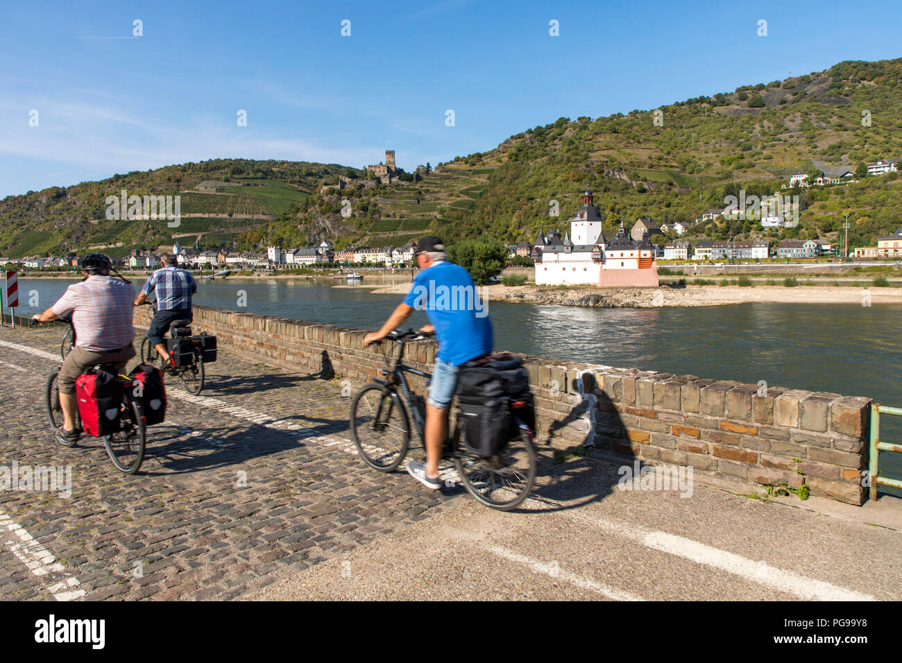 Il castello di Gutenfels, castello Pfalzgrafenstein, a destra vicino a Kaub, Rheingau, nel patrimonio mondiale dell UNESCO Valle del Reno superiore e centrale, Valle del Reno percorso ciclo Foto Stock