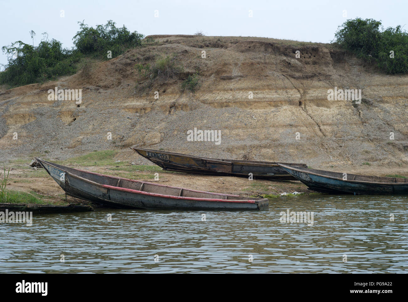 Tre barche sulla riva del canale Kazinga, Uganda Foto Stock