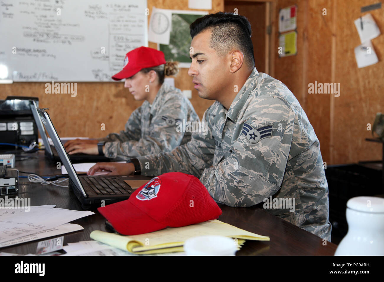 Senior Airman Allen Aguilar e Airman 1. Classe Miranda Burley i dati di ingresso nei loro computer stazione di lavoro mentre implementata per la formazione di Brig. Gen. Kazio Veverskis Addestramento, Kazlu Ruda, Lituania. Come membri della 201st cavallo rosso/Pennsylvania Air National Guard attualmente impegnato nella costruzione di un air-a- intervallo di massa, esse vengono utilizzate per la formazione per aiutare con la gamma del processo di costruzione. Una volta finito, questa gamma di essere utilizzati per la formazione lituana e le forze della NATO. Foto Stock