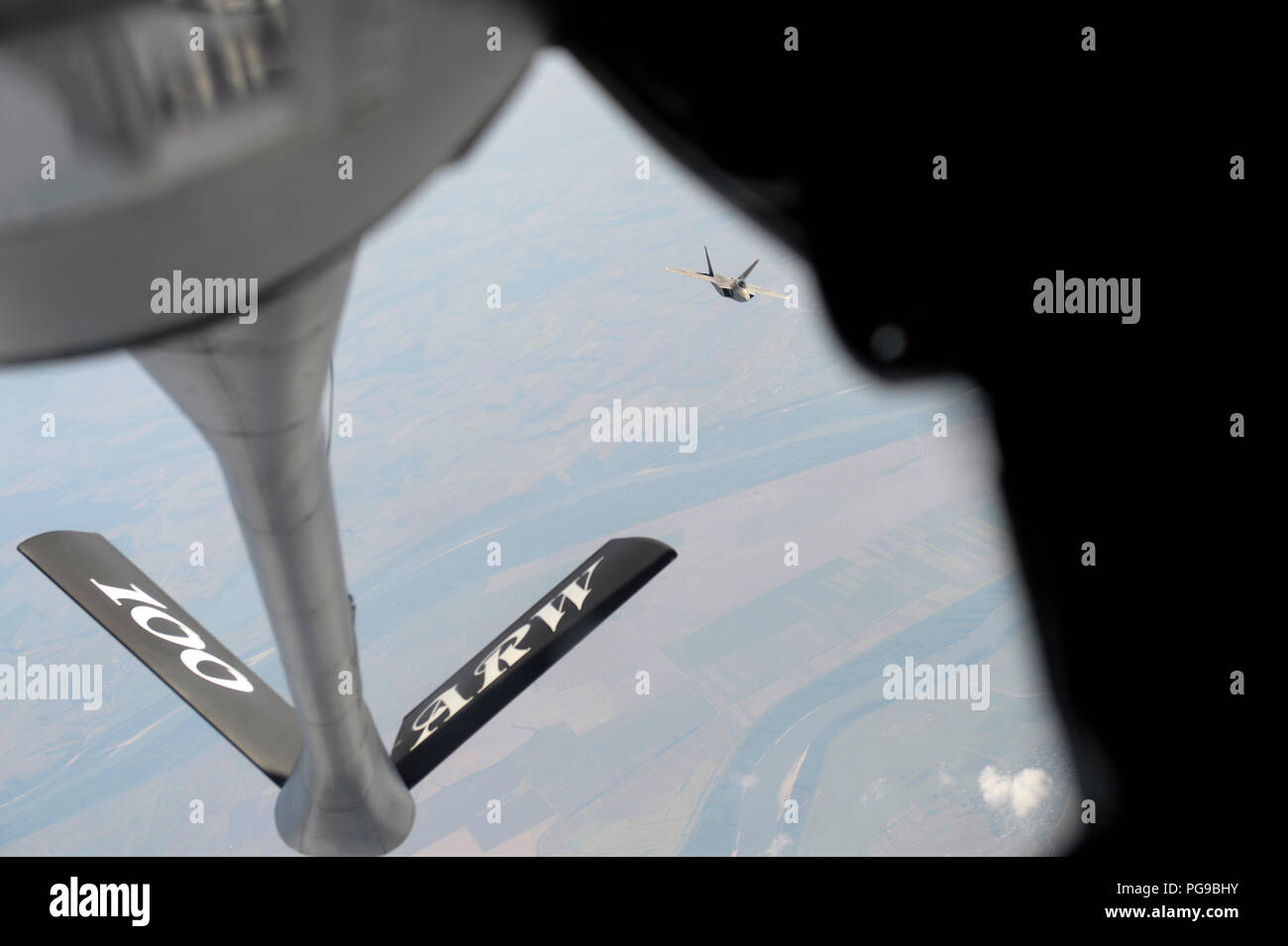 Un U.S. Air Force F-22 Raptor si avvicina ad una KC-135R Stratotanker assegnato al centesimo Air Refuelling Wing, Royal Air Force Mildenhall, Inghilterra, volando al di sopra di Bucarest, Romania, 20 Agosto, 2018. F-22s distribuito ai Camp Turzi, Romania, come parte del Parlamento la dissuasione Iniziativa di treno con le forze armate rumene e dimostrare impegno degli Stati Uniti per la sicurezza e la stabilità regionale. (U.S. Air Force foto di Senior Airman Alba M. Weber) Foto Stock