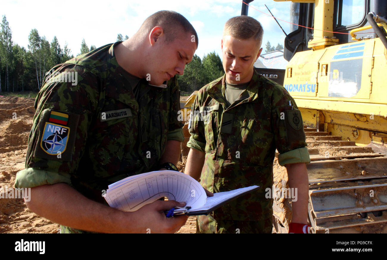 1° privato Barzbaitus classe e Laskys privato dell'esercito lituano di stanza a Briga. Gen. Kazio Veverskis Addestramento, Kazlu Ruda, Lituania documentare la quantità di carburante della flotta di bulldozer è utilizzando dalla Pennsylvania Air National Guard 201st rosso Squadrion cavallo durante la costruzione di un aria-terra di campo di addestramento il Agosto 21, 2018. Quando il campo è stato completato, sarà utilizzato non solo dai lituani e American forze militari, ma anche da altri partner della NATO in tutto il mondo. Foto Stock