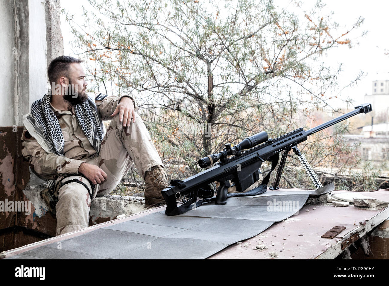 Elite squad sniper poggiante sulla città di posizione di sparo Foto Stock