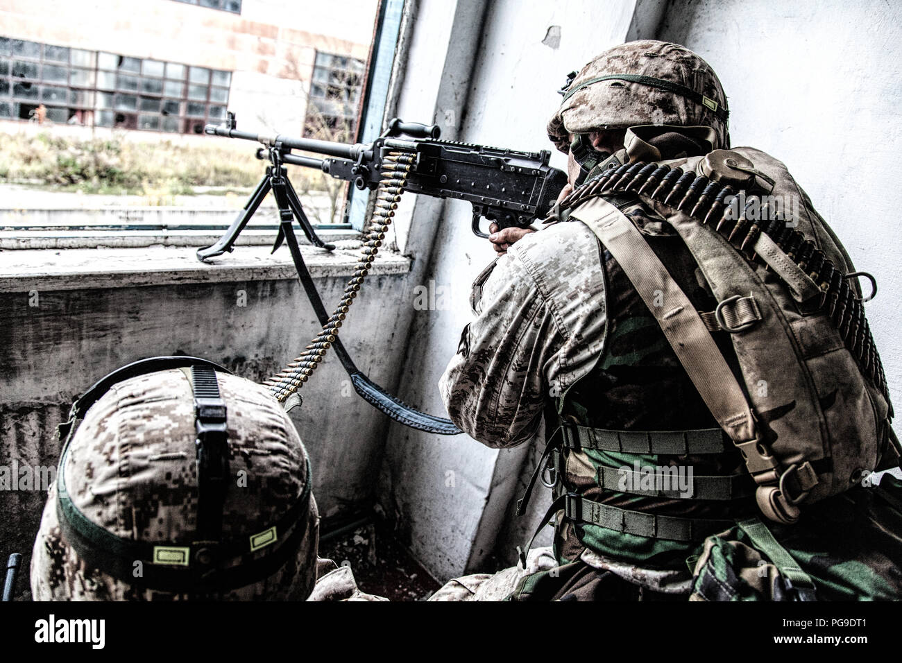 Esercito mitrailleur attacchi nemici con fuoco mirato Foto Stock