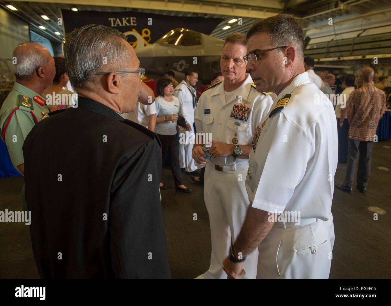 180820-N-LH273-0605 Kota Kinabalu (Agosto 20, 2018) - Malaysian Brigadiere Generale Dato Zarondin bin Mohamed Amin, il capo della delegazione, malese del Comando interforze, parla con gli Stati Uniti Navy Adm posteriore. Joey Tynch, commander, Task Force 73, E DEGLI STATI UNITI Navy Capt. Brian Mutty, comandante, Wasp-classe assalto anfibio nave USS Essex (LHD 2), durante la cooperazione a galla la prontezza e la formazione (Carati) 2018 reception. CARAT Malaysia, nella sua ventiquattresima iterazione, è progettato per migliorare la condivisione di informazioni e il coordinamento, creare reciproca capacità di combattimento e il sostegno a lungo termine la cooperazione regionale en Foto Stock