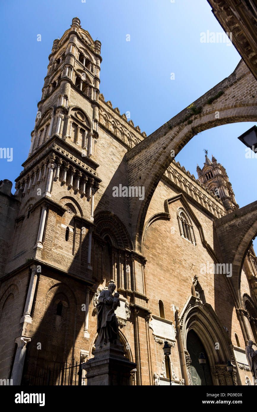 La facciata principale, collegati con portici agli Arcivescovi' Palace. Palermo, Sicilia. Italia Foto Stock
