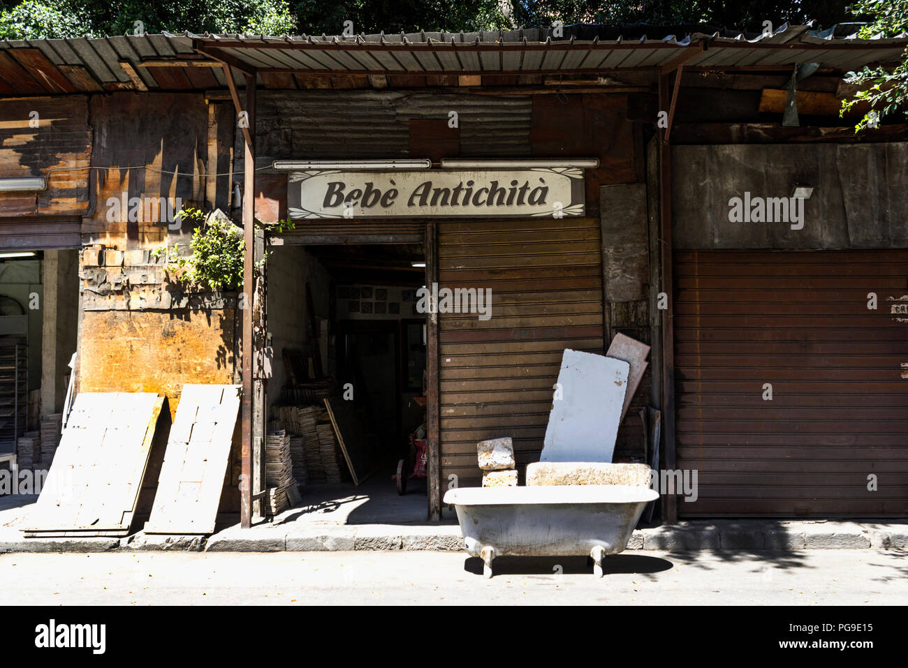 Vista frontale di un utilizzati elementi store. Palermo, Sicilia. Italia Foto Stock