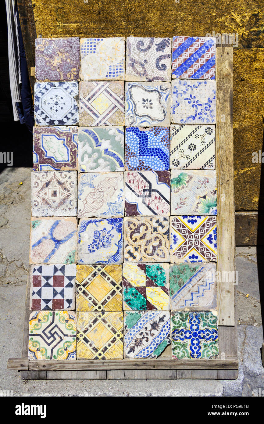 Decorazione di piastrelle in un urbano bazaar. Palermo, Sicilia. Italia Foto Stock