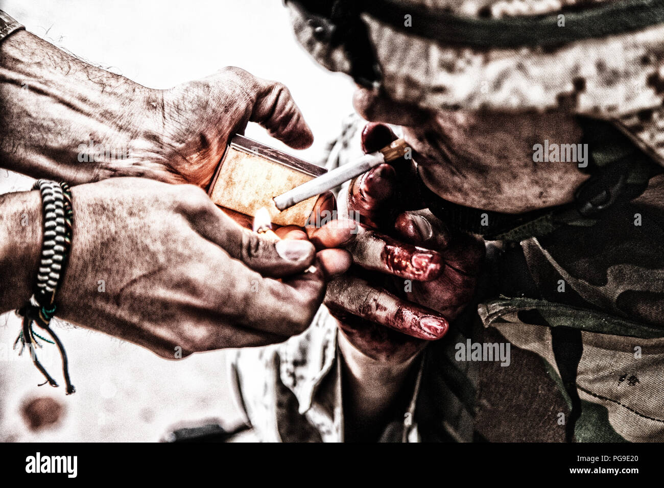 Ferito soldato dell'esercito sigaretta luci e fumo Foto Stock