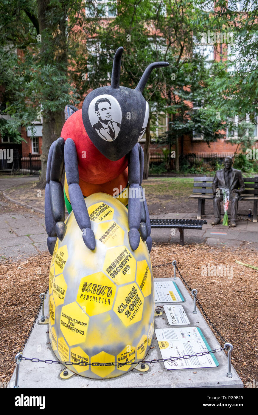 Manchester APE con l'immagine di Alan Turing nel Bee,s occhio con una statua di Alan Turing dietro l'ape. Foto Stock