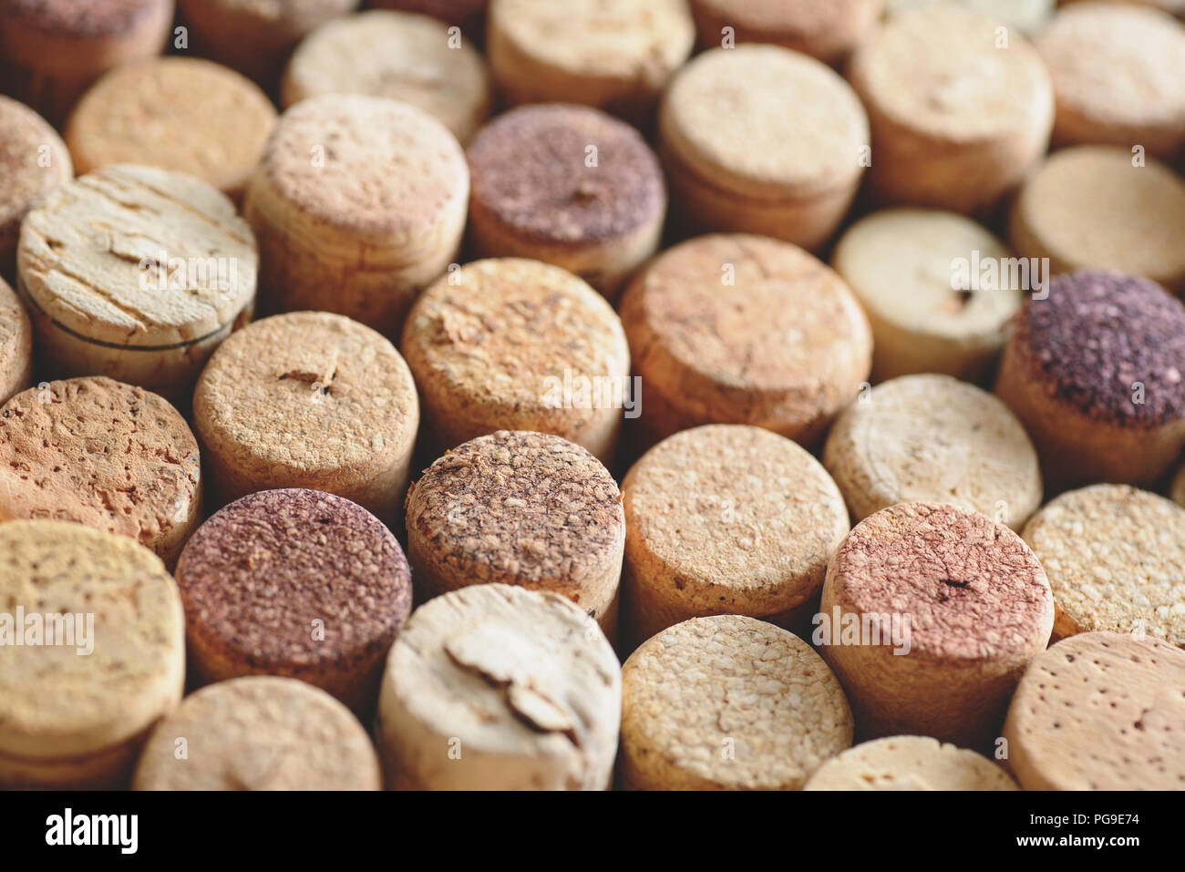 Pila assortiti di utilizzati tappi vino sfondo. Close up vista dall'alto. Foto Stock