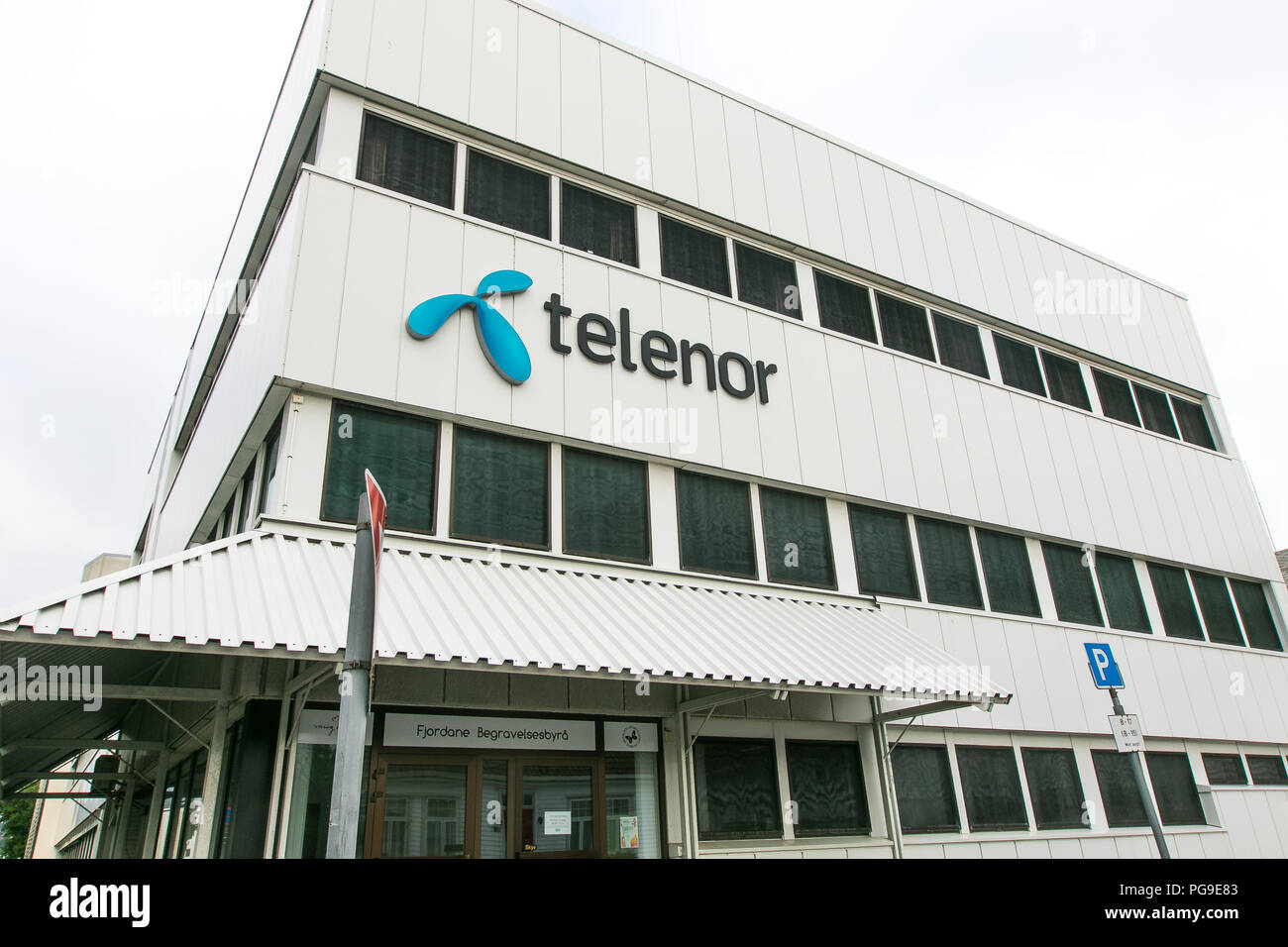 Floro, Norvegia, luglio 24, 2018: Telenor logo è visualizzato sulla parte esterna del fornitore del servizio di comunicazione dell'ufficio di Floro. Foto Stock