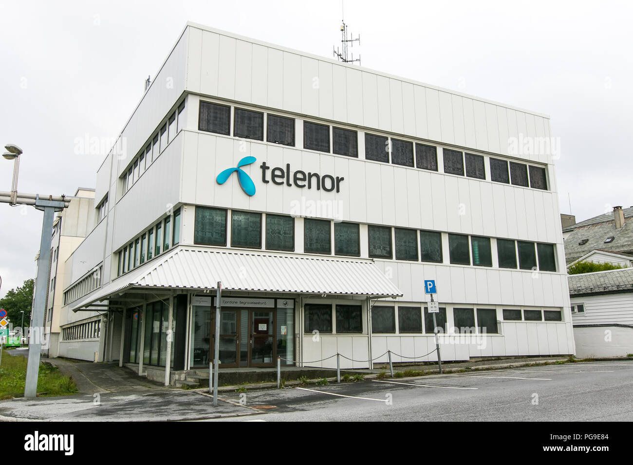 Floro, Norvegia, luglio 24, 2018: Telenor logo è visualizzato sulla parte esterna del fornitore del servizio di comunicazione dell'ufficio di Floro. Foto Stock