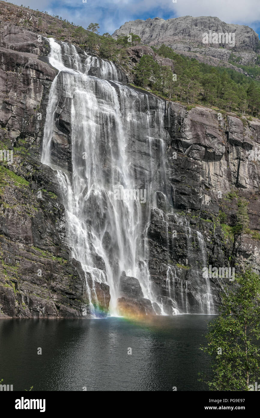 Norvegese natura paesaggistica con cascata e Rainbow. Foto Stock