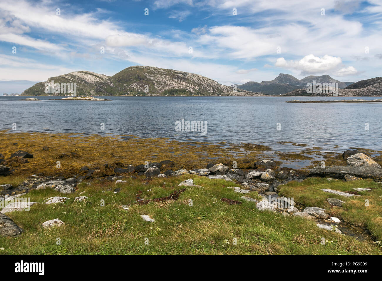 Paesaggio con mountanious linea costiera di un fiordo. Foto Stock
