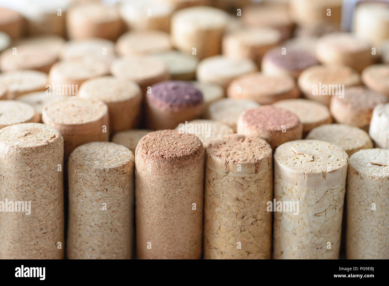 Pila di assortiti vino utilizzati tappi in sughero. Vista ravvicinata. Foto Stock