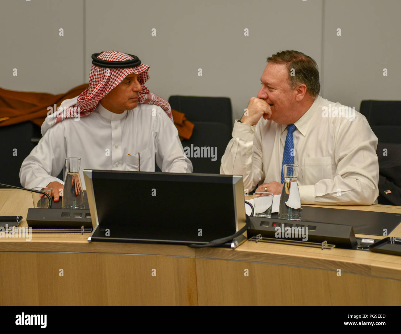 Stati Uniti Il segretario di Stato Michael R. Pompeo chat con il Ministro degli Esteri saudita, Adel- Al-Jubeir a spostare riunione durante il vertice della NATO a Bruxelles, in Belgio il 12 luglio 2018. Foto Stock