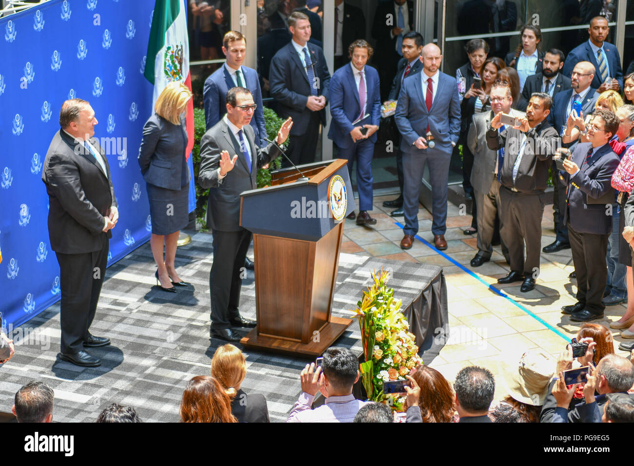 Stati Uniti Segretario del Tesoro Steven Mnuchin risolve i dipendenti e le loro famiglie a U.S. Ambasciata di Città del Messico in Messico il 13 luglio 2018. Foto Stock
