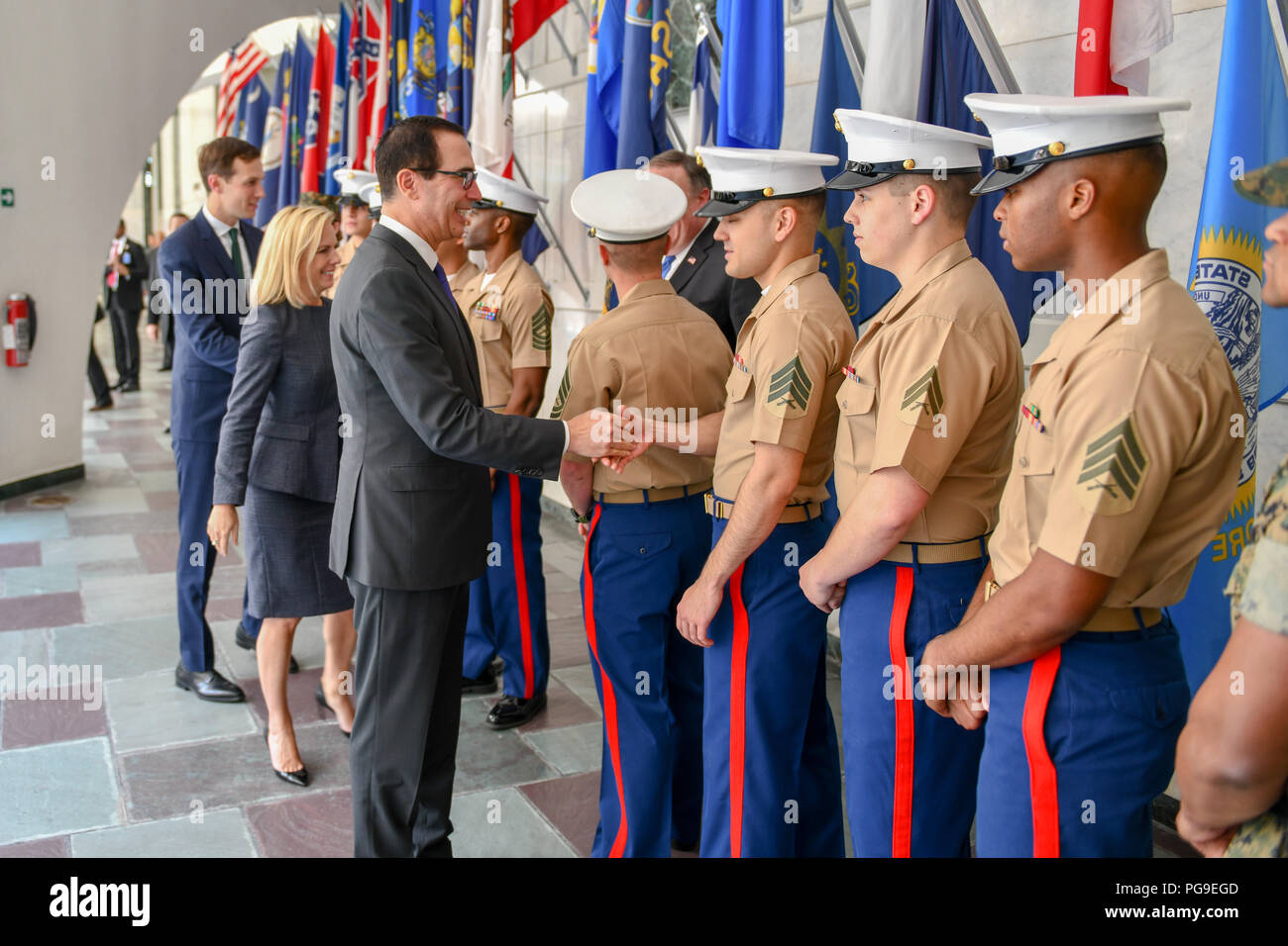 Stati Uniti Il segretario di Stato Michael R. Pompeo, U.S. Segretario del Tesoro Steven Mnuchin, U.S. Segretario di Homeland Security Kirstjen Nielsen e Senior Advisor del Presidente Jared Kushner salutare il U.S. La sicurezza marittima il distacco presso l'U.S. Ambasciata di Città del Messico in Messico in luglio 13,2018. Foto Stock