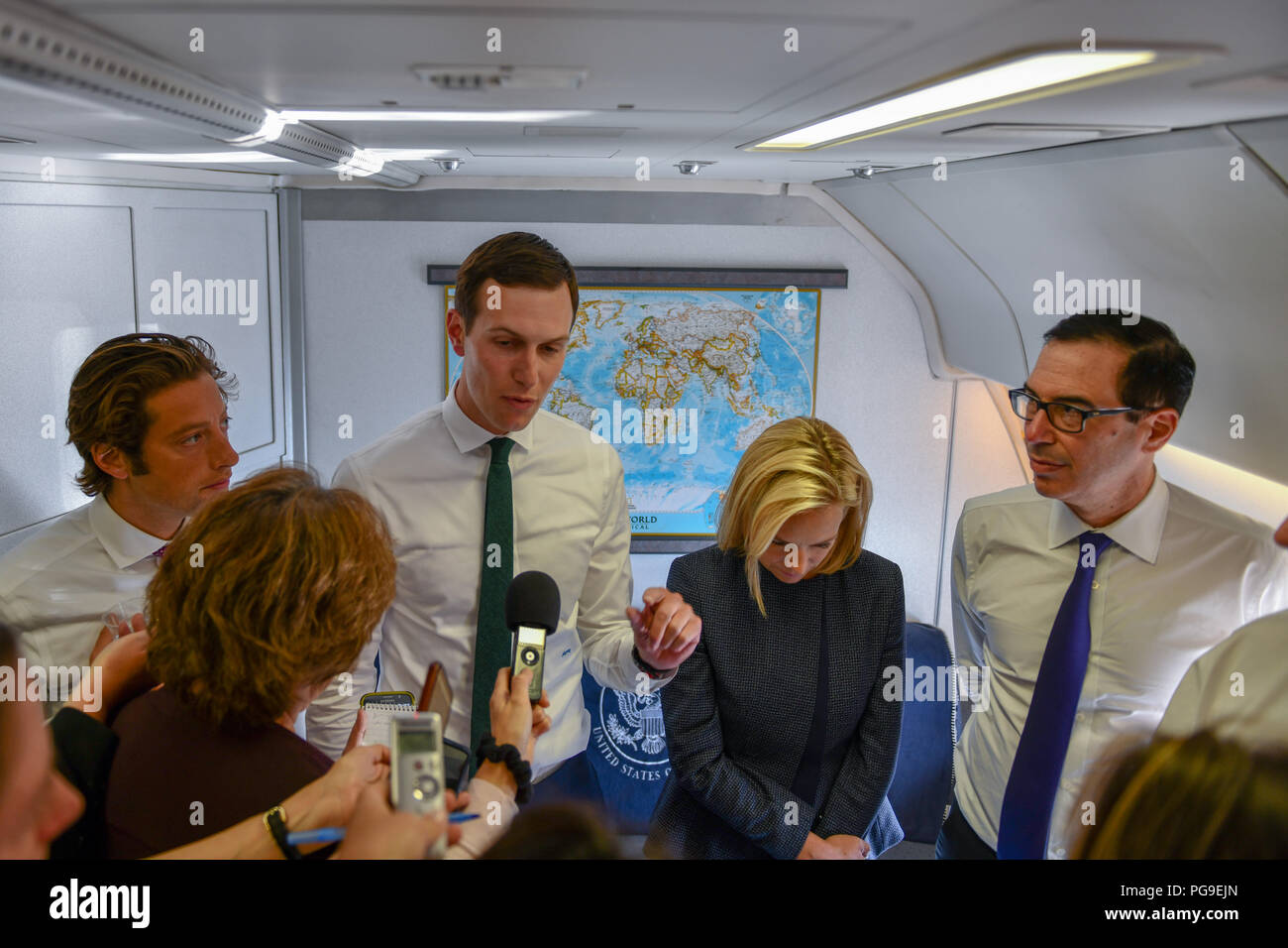 Stati Uniti Il segretario di Stato Michael R. Pompeo, U.S. Segretario del Tesoro Steven Mnuchin, U.S. Segretario di Homeland Security Kirstjen Nielsen, e Senior Advisor del Presidente Jared Kushner parlare ai giornalisti a seguito del loro viaggio a Città del Messico, 13 luglio 2018. Foto Stock