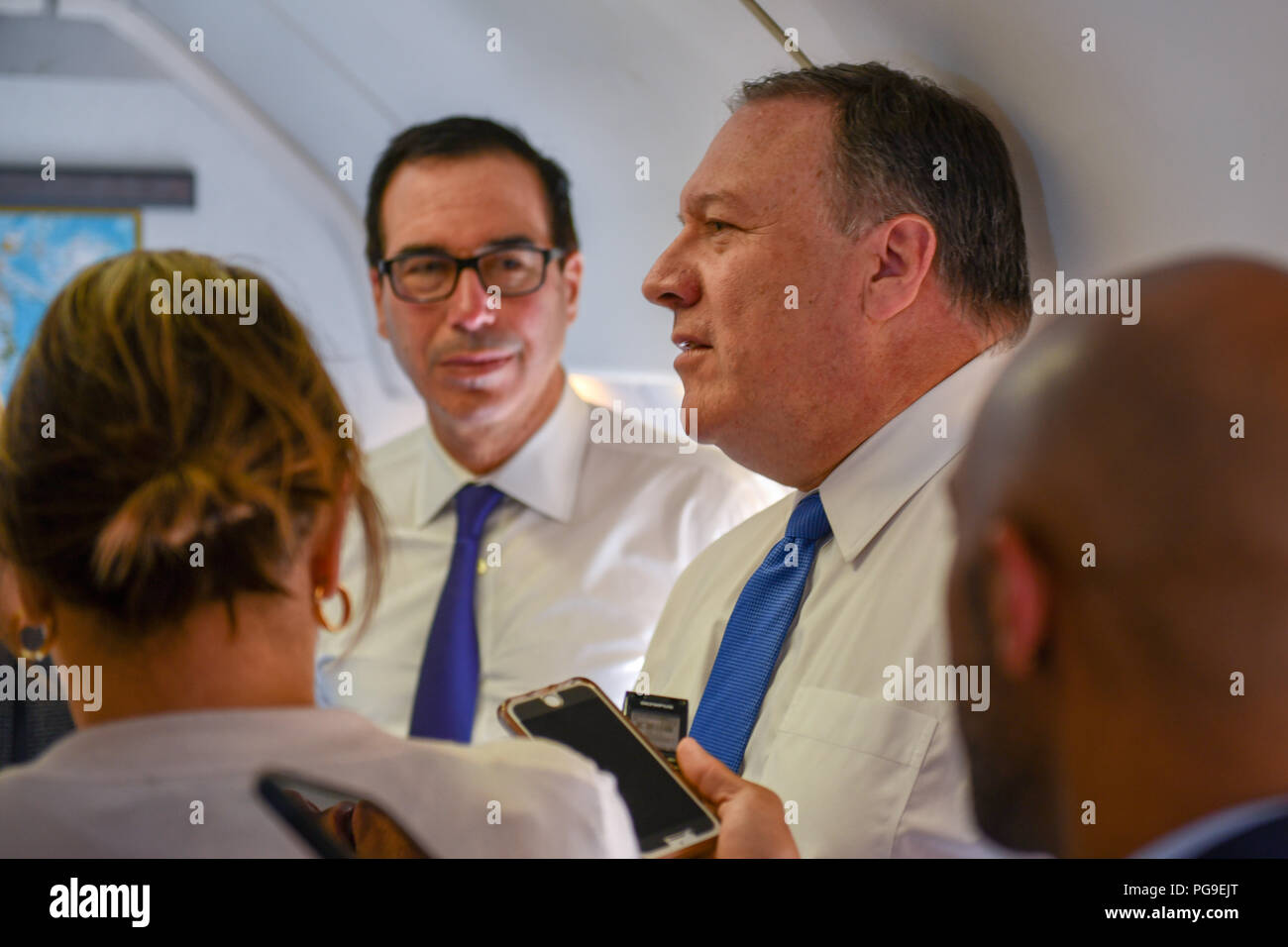 Stati Uniti Il segretario di Stato Michael R. Pompeo, U.S. Segretario del Tesoro Steven Mnuchin, U.S. Segretario di Homeland Security Kirstjen Nielsen, e Senior Advisor del Presidente Jared Kushner parlare ai giornalisti a seguito del loro viaggio a Città del Messico, 13 luglio 2018. Foto Stock