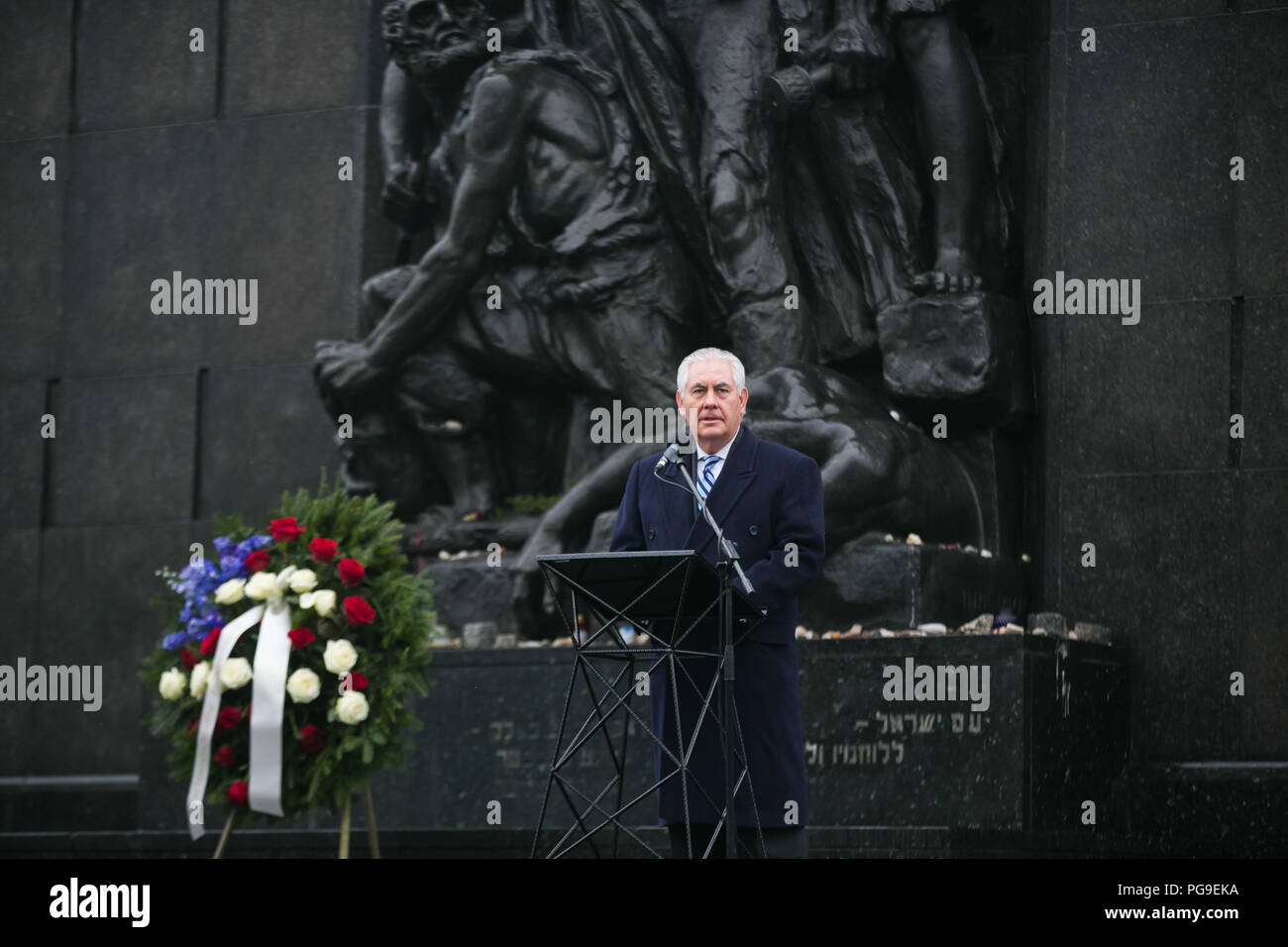 U,S. Il segretario di Stato Rex Tillerson fornisce osservazioni durante una ghirlanda recante cerimonia al Ghetto di Varsavia Monumento degli eroi di Varsavia, Polonia, il 27 gennaio 2018. Foto Stock