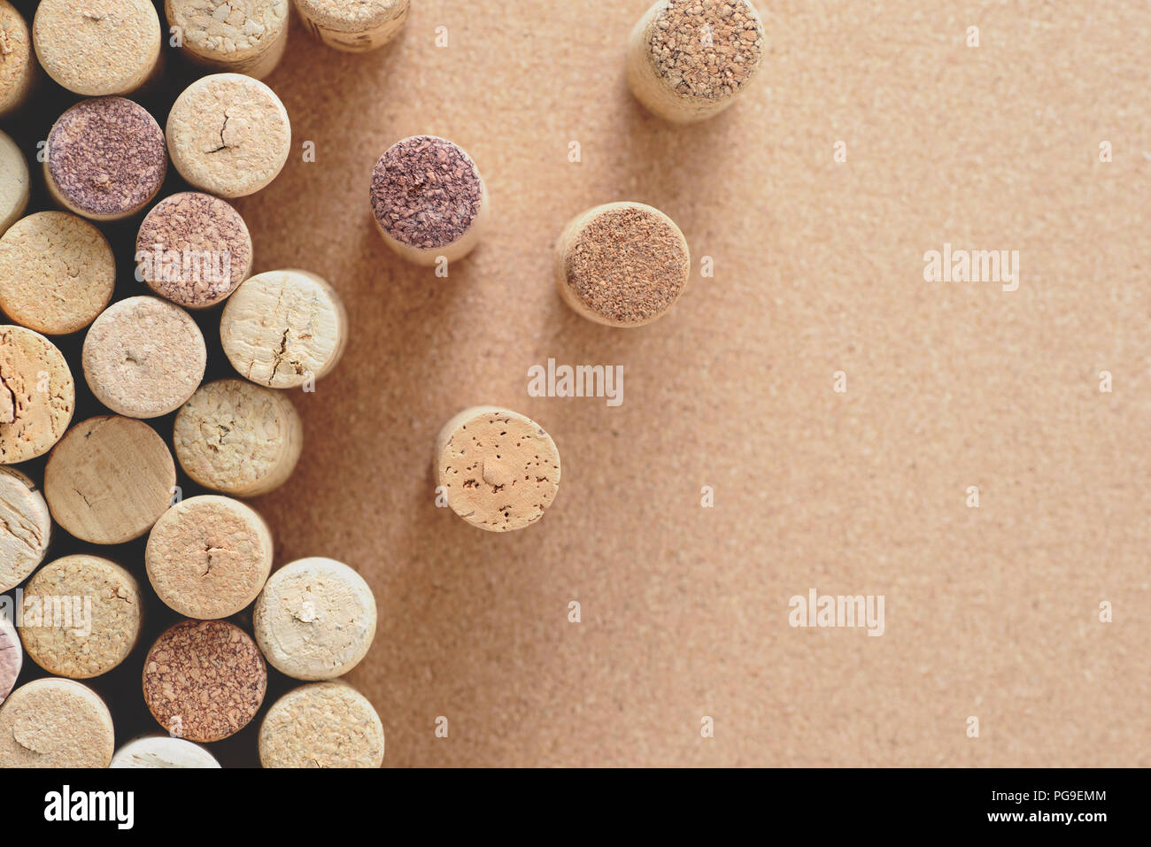 Pila assortiti di utilizzati tappi vino su marrone naturale sughero craft sfondo. Close up vista dall'alto. Copia gratuita dello spazio. Foto Stock