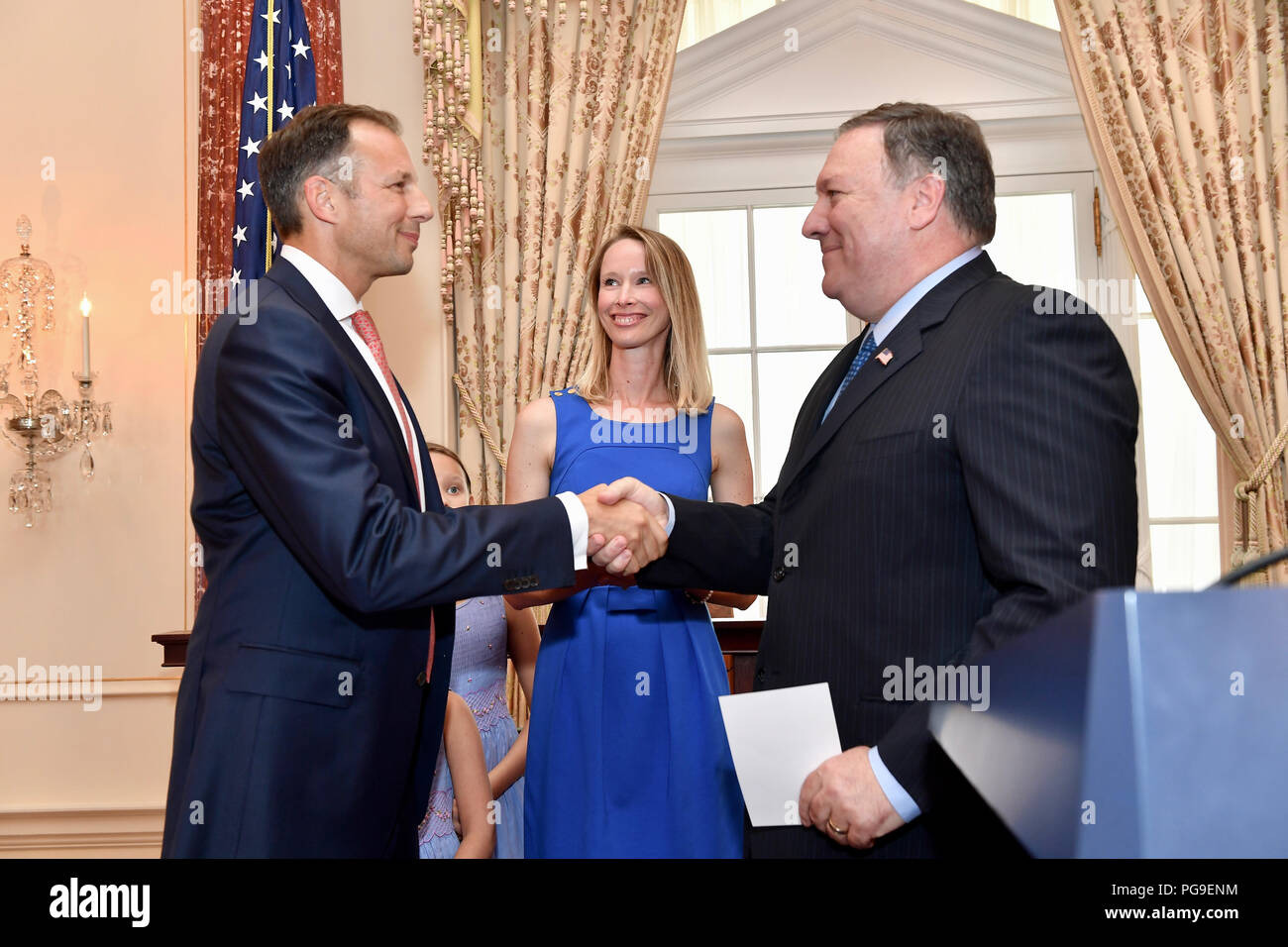 Stati Uniti Il segretario di Stato Michael R. Pompeo officiates il giuramento alla cerimonia di Francesco R. Fannon come Assistente Segretario per l'Ufficio di presidenza delle risorse energetiche, presso l'U.S. Il Dipartimento di Stato a Washington D.C. il 18 luglio 2018. Foto Stock