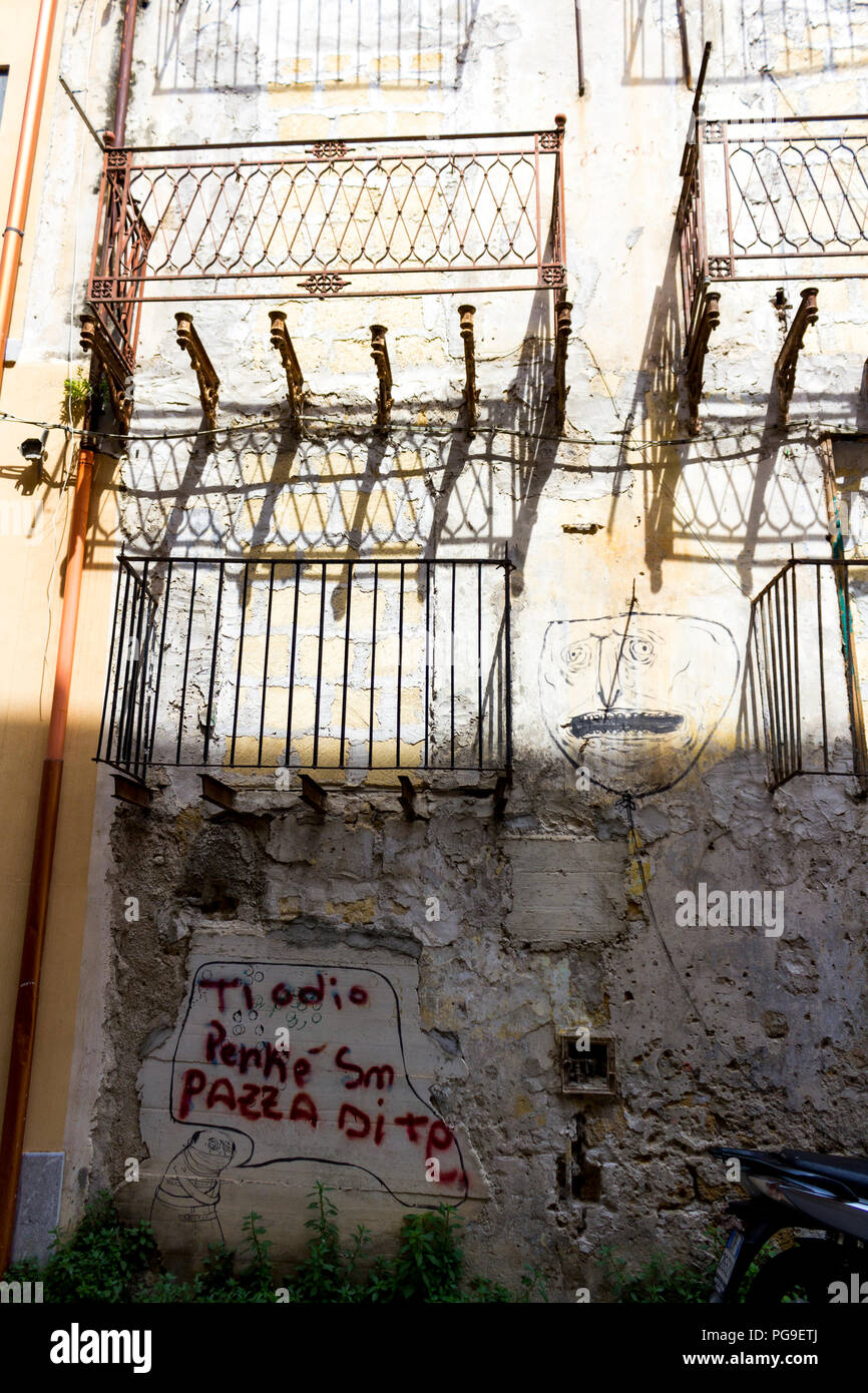 Vista di una strada della città vecchia. Palermo, Sicilia. Italia Foto Stock