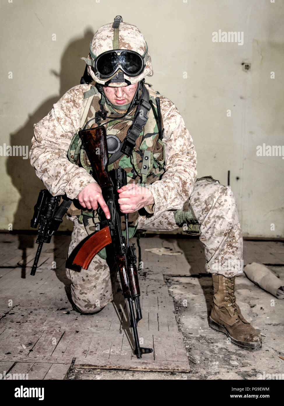 Commando sparatutto soldato smontaggio nemici arma fucile Foto Stock