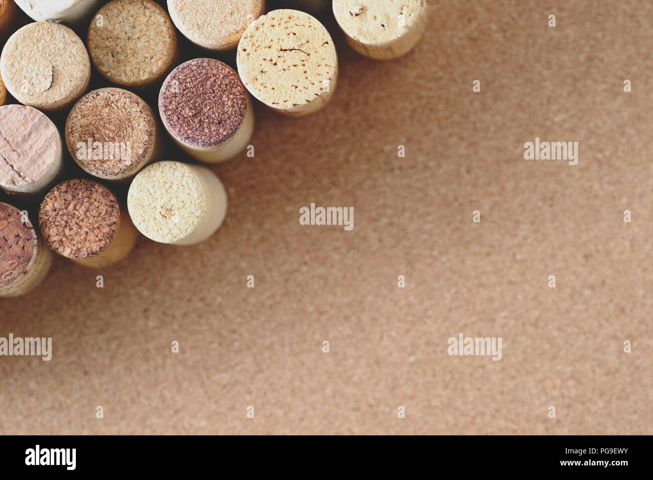 Pila assortiti di utilizzati tappi vino su marrone naturale sughero craft sfondo. Close up vista dall'alto. Copia gratuita dello spazio. Foto Stock