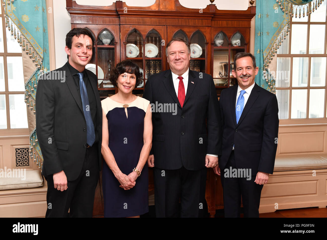 Il segretario Michael R. Pompeo pone con Ambasciatore Stephen D. Mull la famiglia durante la cerimonia della bandiera, presso il Dipartimento di Stato a Washington D.C., il 27 luglio 2018. Foto Stock