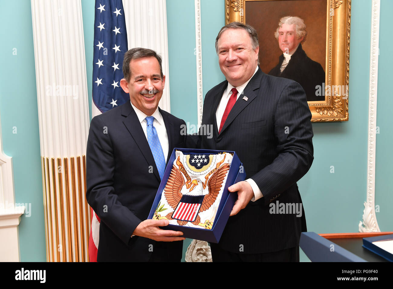 Il segretario Michael R. Pompeo pone con Ambasciatore Stephen D. Mull durante la cerimonia della bandiera, presso il Dipartimento di Stato a Washington D.C., il 27 luglio 2018. Foto Stock