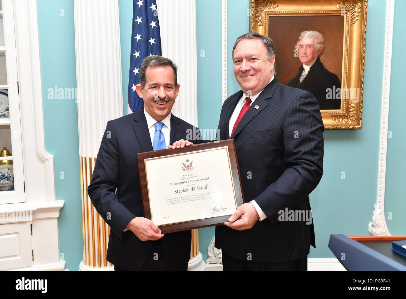 Il segretario Michael R. Pompeo pone con Ambasciatore Stephen D. Mull durante la cerimonia della bandiera, presso il Dipartimento di Stato a Washington D.C., il 27 luglio 2018. Foto Stock