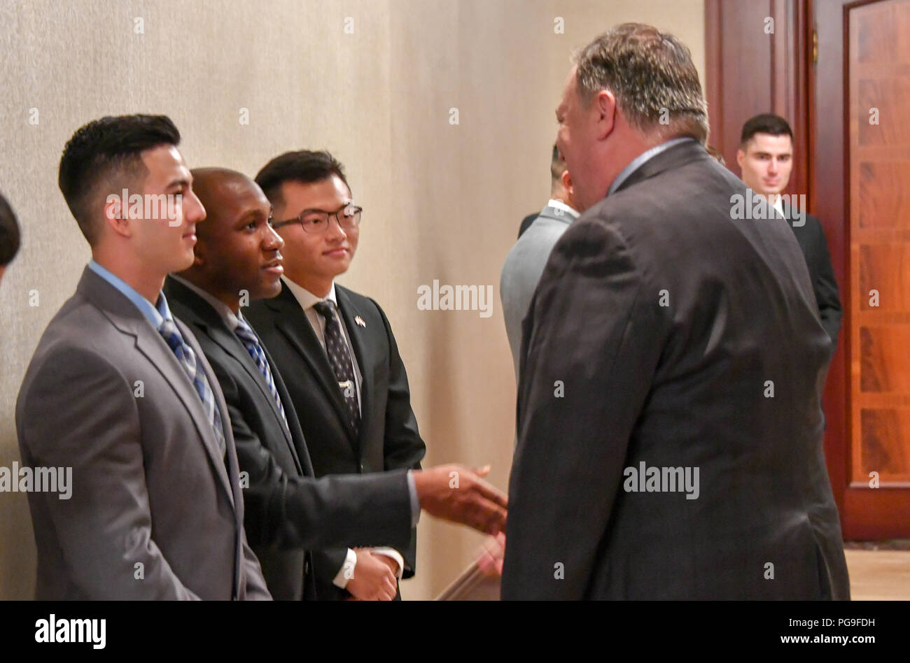 Il segretario di Stato Michael R. Pompeo con il Marine guardia di sicurezza il distacco di U.S. Ambasciata Indonesia, a Jakarta, Indonesia, 4 Agosto 2018 Foto Stock