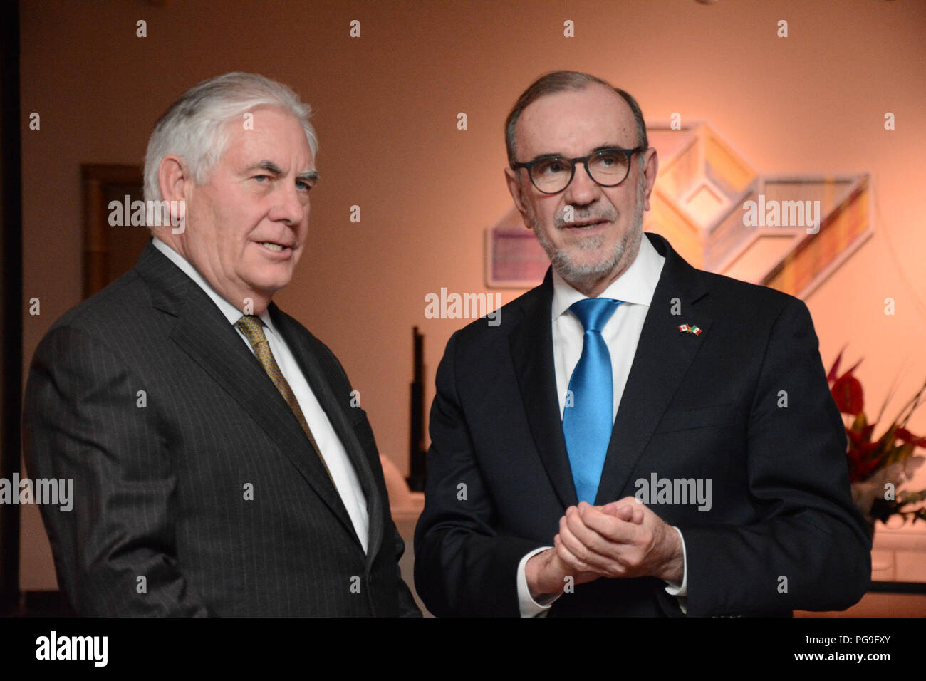 Stati Uniti Il segretario di Stato Rex Tillerson chat messicano con Sotto Segretario di North American Affairs Carlos Manuel Sada Solana prima di una cena a Città del Messico il 1 febbraio 2018. Foto Stock