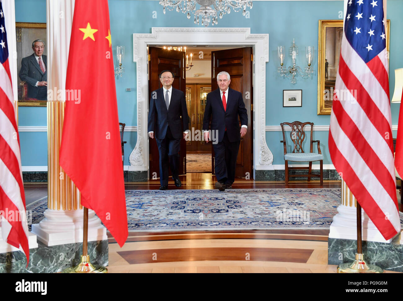 Stati Uniti Il segretario di Stato Rex Tillerson cinese e consigliere di Stato Yang Jiechi preparare ad affrontare i giornalisti presso l'U.S. Il Dipartimento di Stato a Washington D.C. il 8 febbraio 2018. Foto Stock