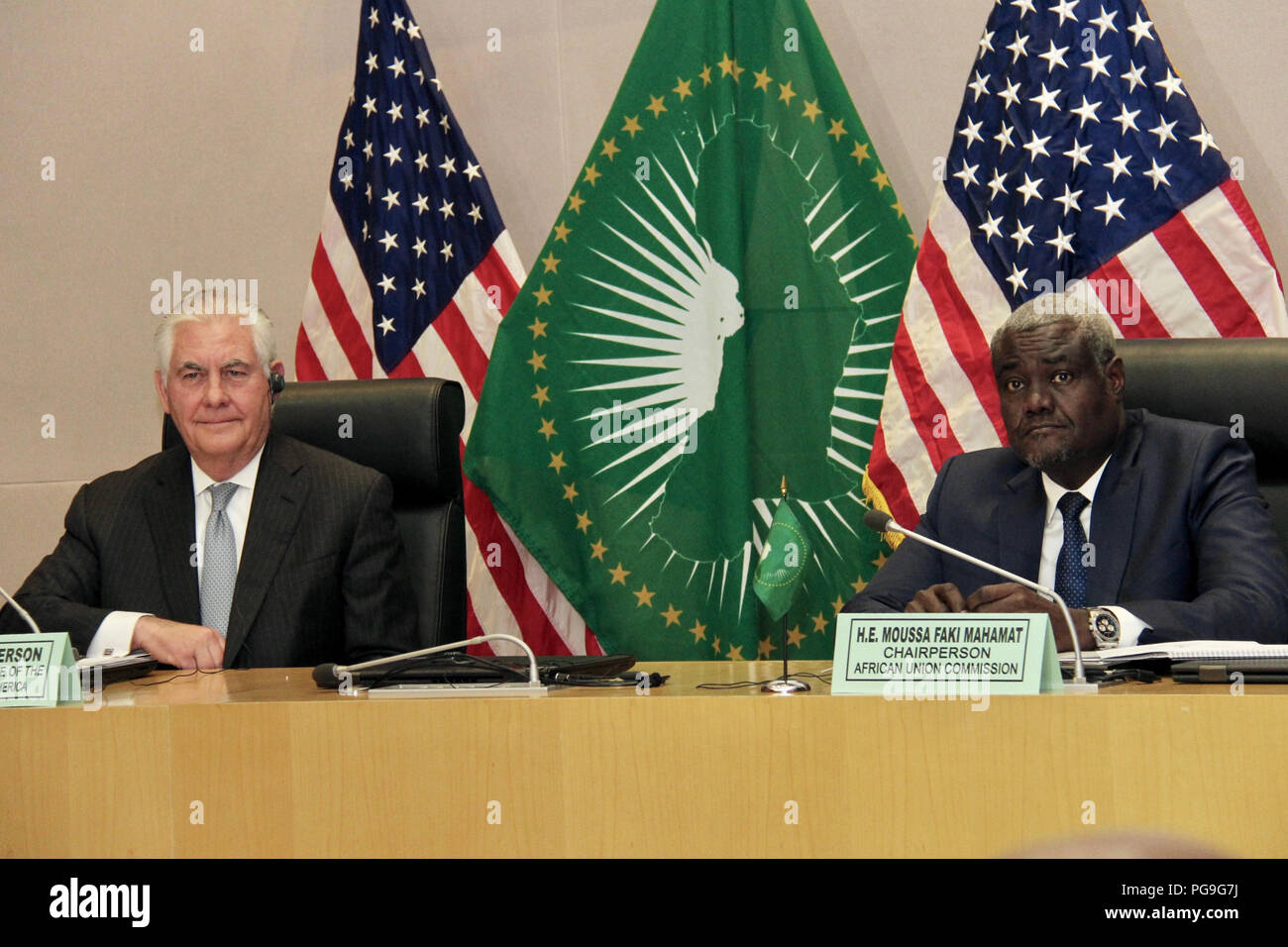 Stati Uniti Il segretario di Stato Rex Tillerson e Unione Africana Commissione Presidente Moussa Faki partecipare in una pressa la disponibilità presso l Unione Africana la sede centrale della Commissione in Etiopia ad Addis Abeba il 8 marzo 2018. Foto Stock