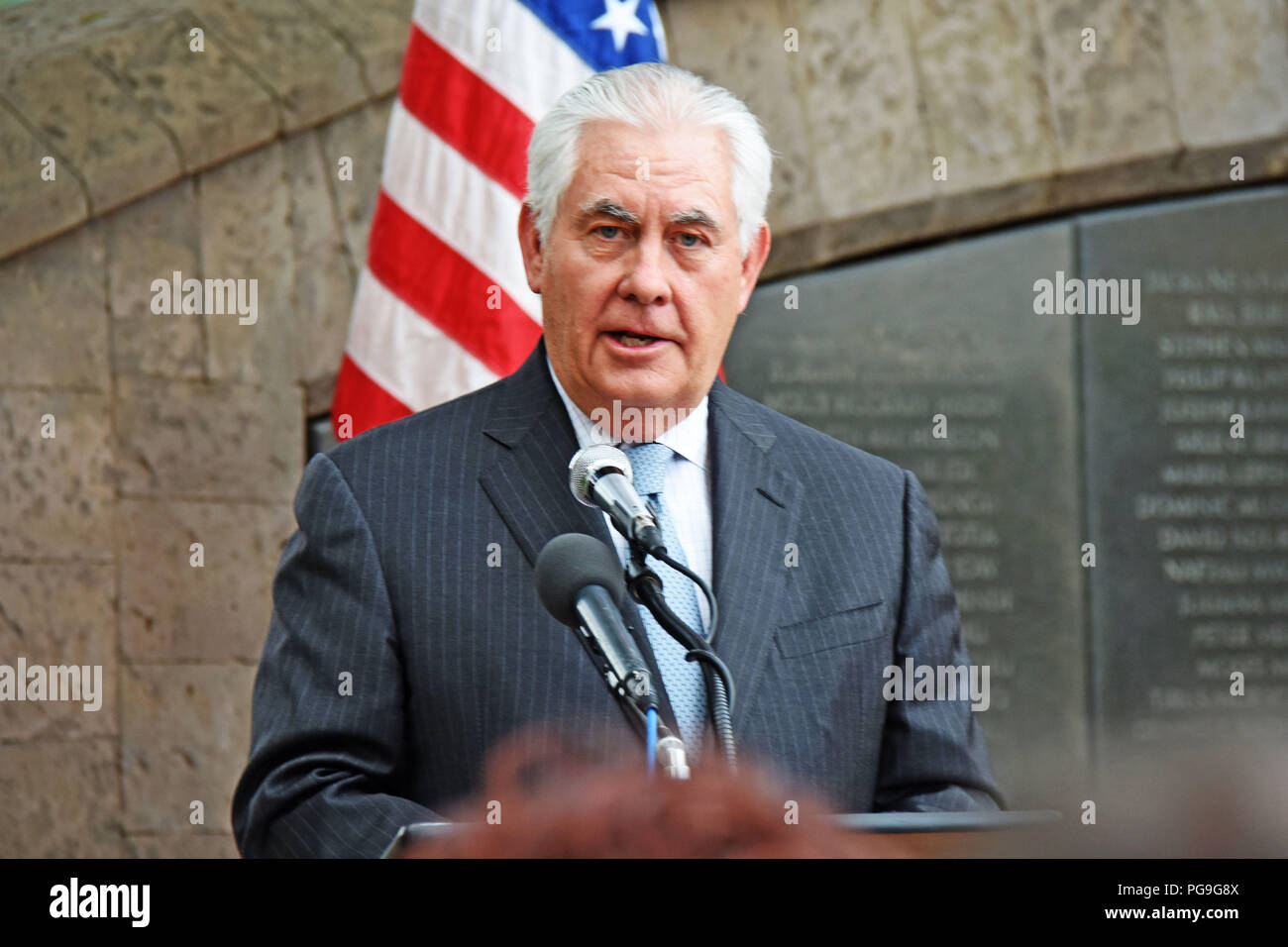 Stati Uniti Il segretario di Stato Rex Tillerson offre commento a una ghirlanda-posa cerimonia al 7 agosto Memorial Park a Nairobi, in Kenya, il 11 marzo 2018. Foto Stock