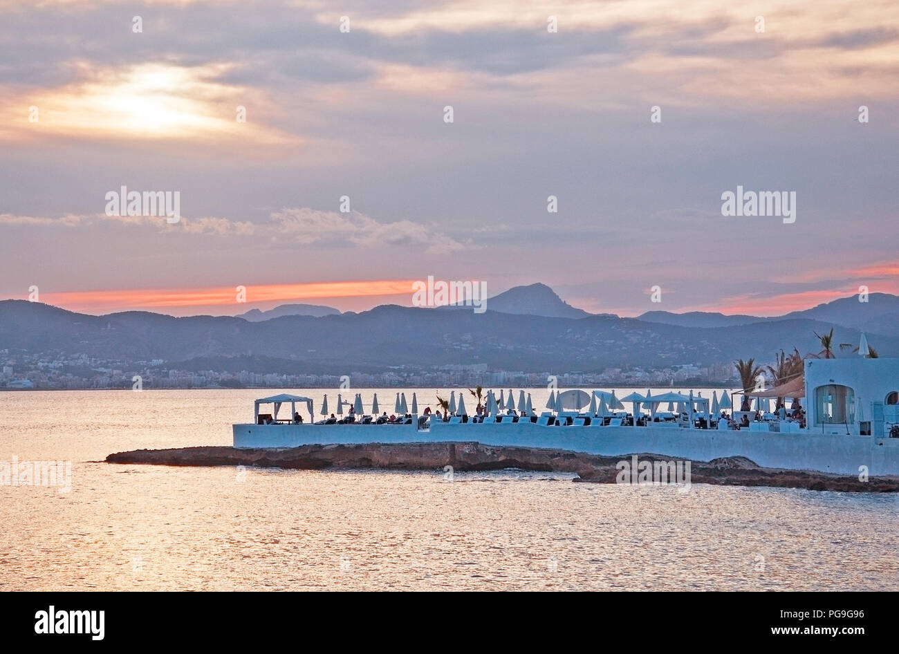 MALLORCA, Spagna - 21 luglio 2012: uno splendido scenario della baia di Palma con Puro Beach Club ombrelloni bianchi su una soleggiata giornata estiva sulla luglio 21, 2012 in Mal Foto Stock