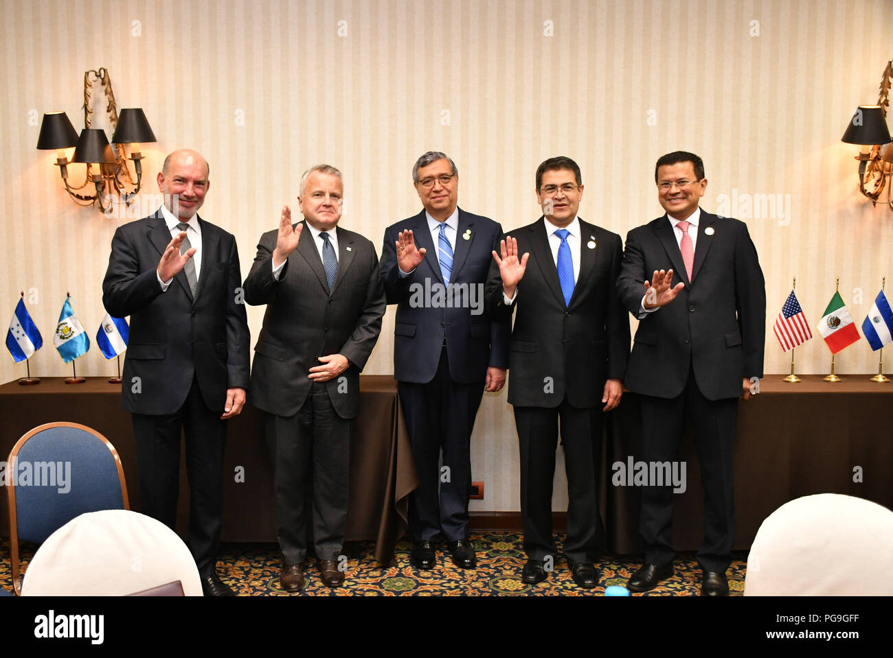 Deliberando il Segretario di Stato John Sullivan in posa per una foto messicano con il Sottosegretario di Stato per l'America Latina e i Caraibi, Luis Alfonso de Alba, Vice Presidente del Guatemala Jafeth Cabrera, Presidente dell Honduras Juan Orlando Hernandez, e il ministro degli Esteri di El Salvador Hugo Martinez a Lima in Perù il 13 aprile 2018. Foto Stock