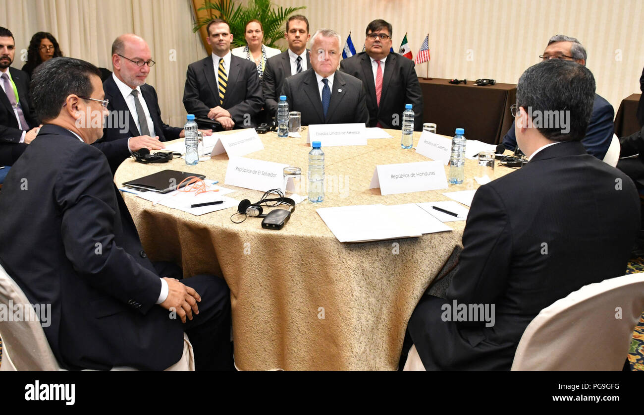 Deliberando il Segretario di Stato John Sullivan si riunisce con il Sottosegretario di Stato per l'America Latina e i Caraibi, Luis Alfonso de Alba, Vice Presidente del Guatemala Jafeth Cabrera, Presidente dell Honduras Juan Orlando Hernandez, e il ministro degli Esteri di El Salvador Hugo Martinez a Lima in Perù il 13 aprile 2018. Foto Stock