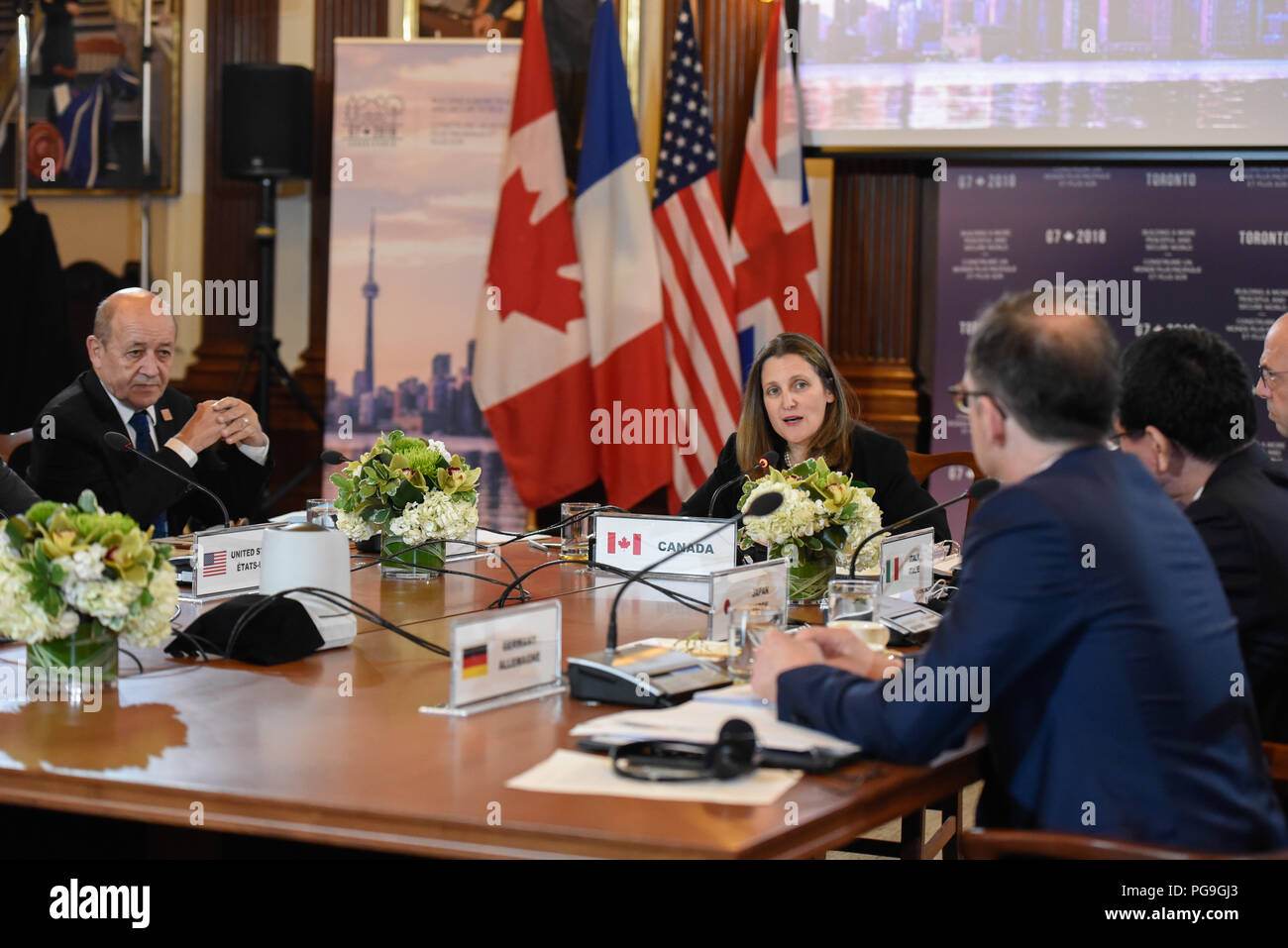 Ministro degli Affari Esteri canadese, Chrystia Freeland ospita theG-7 dei Ministri degli Esteri della sessione di lavoro sul Medio Oriente, a Toronto, Canada, 22 aprile 2018. Il Ministro francese dell' Europa e degli Affari Esteri Jean-Yves Le Drian è seduto accanto a lei. Foto Stock
