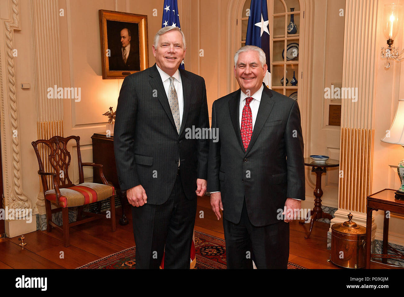 Stati Uniti Il segretario di Stato Rex Tillerson in posa per una foto con gli Stati Uniti Rappresentante per la Organizzazione Internazionale Aviazione Civile Thomas Carter dopo il suo giuramento in occasione della cerimonia presso l'U.S. Il Dipartimento di Stato a Washington D.C. il 11 gennaio, 2018. Foto Stock
