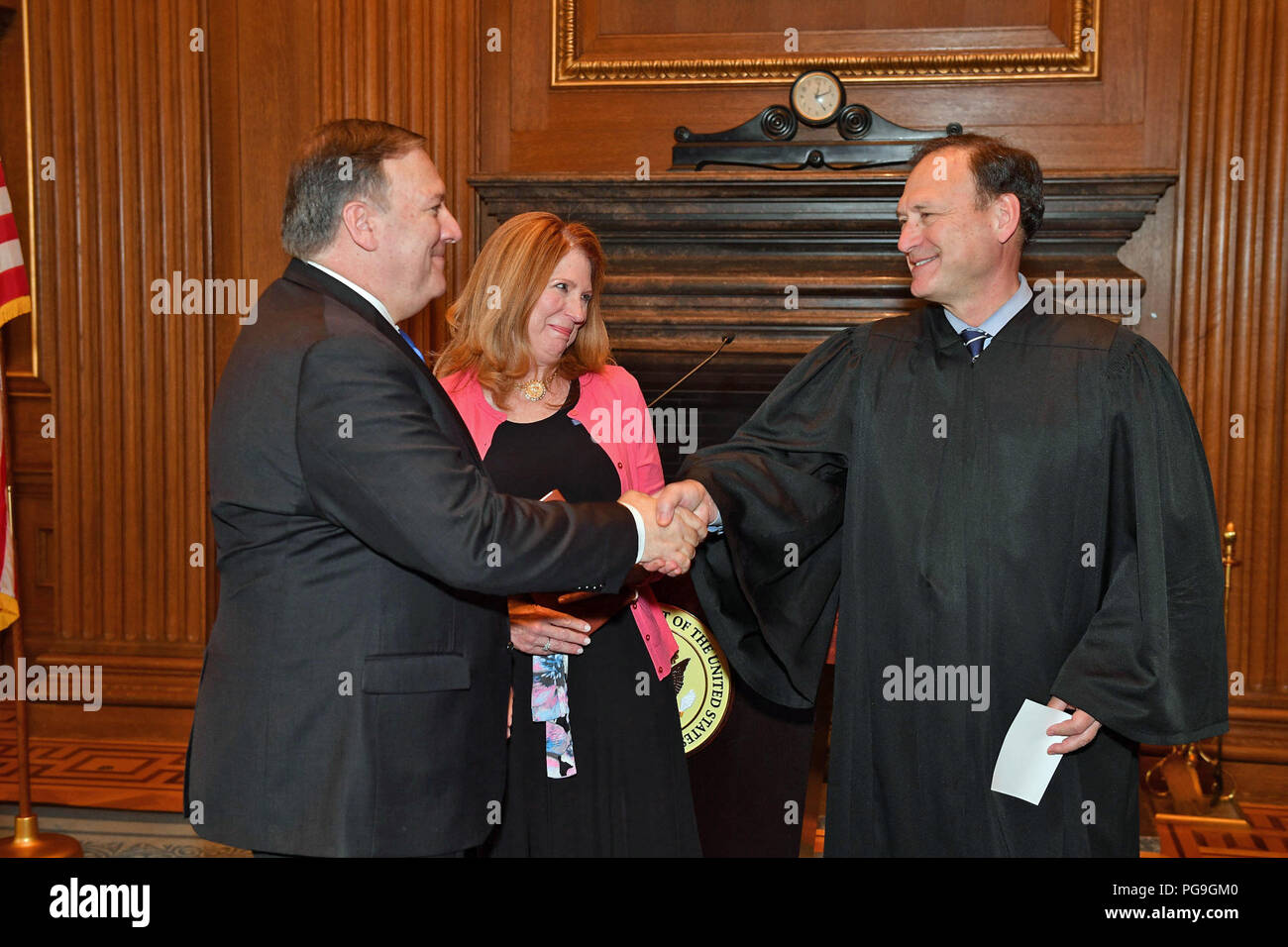 Stati Uniti Il segretario di Stato Mike Pompeo scuote le mani con il giudice della Corte Suprema Samuel Alito dopo essere stato giurato-in come il settantesimo Segretario di Stato in Occidente la sala conferenze della Corte Suprema a Washington D.C. il 26 aprile 2018. Foto Stock