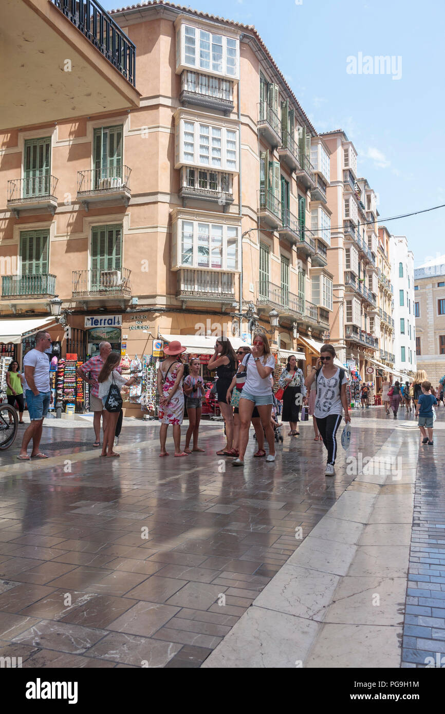 Cittadini e turisti a piedi lungo Calle Cister, Malaga, Spagna Foto Stock