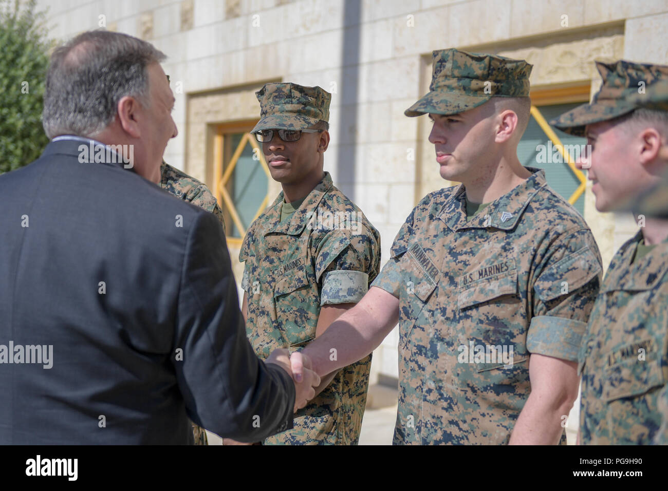 Segretario Pompeo incontra U.S. Marine guardie di sicurezza durante un incontro e saluto con il personale e le famiglie dalla U.S. Embassy Amman, in Amman, Giordania, il 30 aprile 2018. Foto Stock