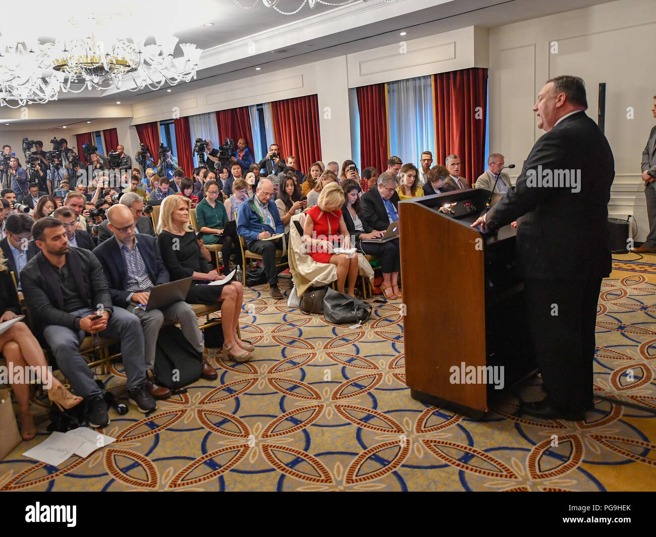 Stati Uniti Il segretario di Stato Mike Pompeo indirizzi reporters a premere la disponibilità presso le lotte New York Palace Hotel in New York City, NY, il 31 maggio 2018. Foto Stock