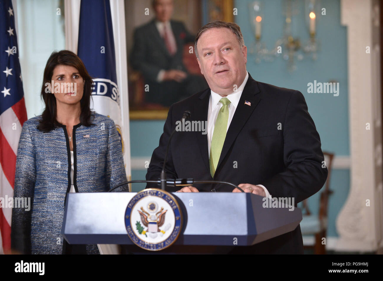Stati Uniti Il segretario di Stato Mike Pompeo e U.S. Rappresentante permanente presso le Nazioni Unite Nikki Haley consegnare commento alla stampa il consiglio per i Diritti Umani delle Nazioni Unite, all'U.S. Il Dipartimento di Stato a Washington D.C., il 19 giugno 2018. Foto Stock