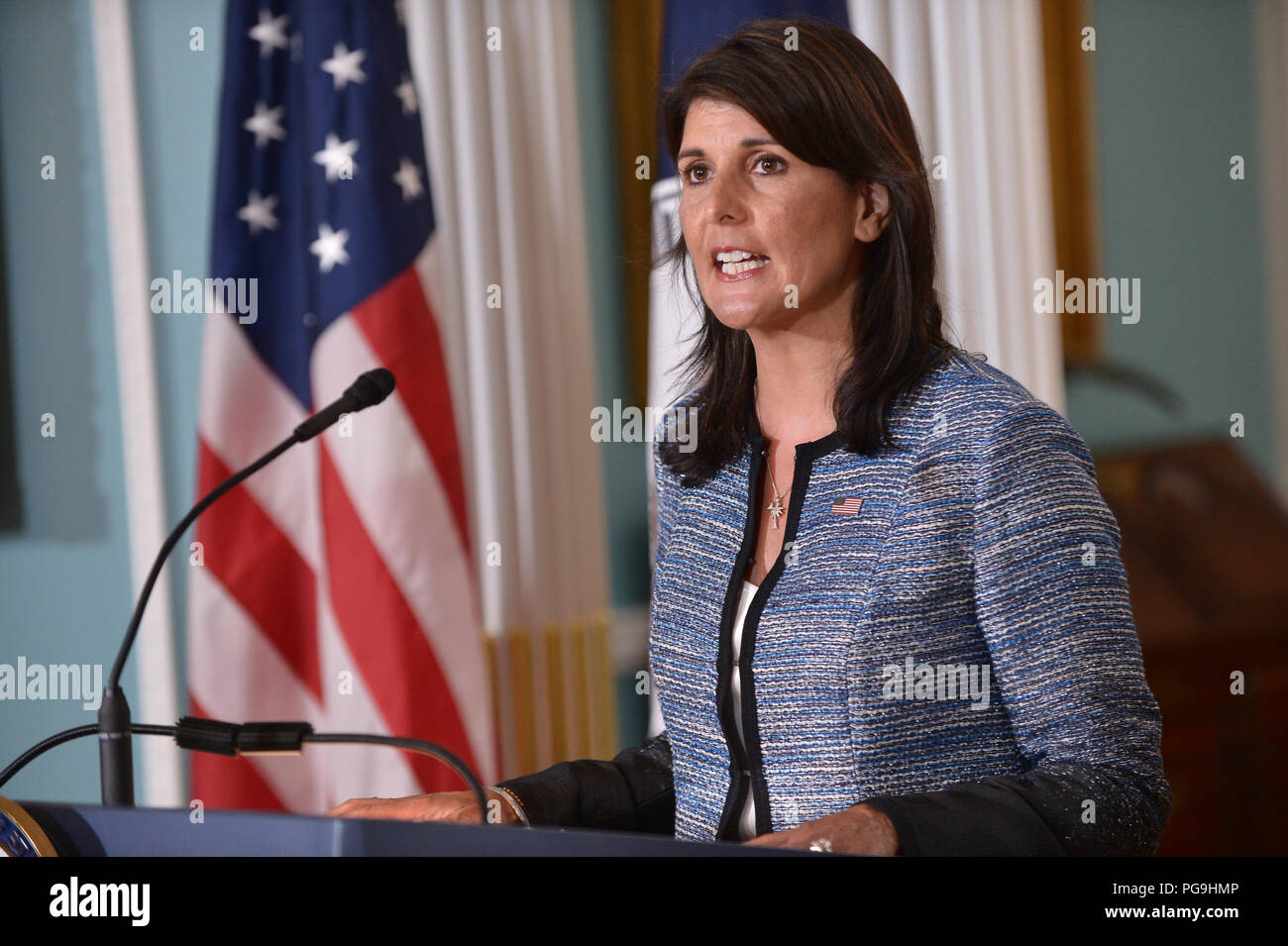 Stati Uniti Il segretario di Stato Mike Pompeo e U.S. Rappresentante permanente presso le Nazioni Unite Nikki Haley consegnare commento alla stampa il consiglio per i Diritti Umani delle Nazioni Unite, all'U.S. Il Dipartimento di Stato a Washington D.C., il 19 giugno 2018. Foto Stock