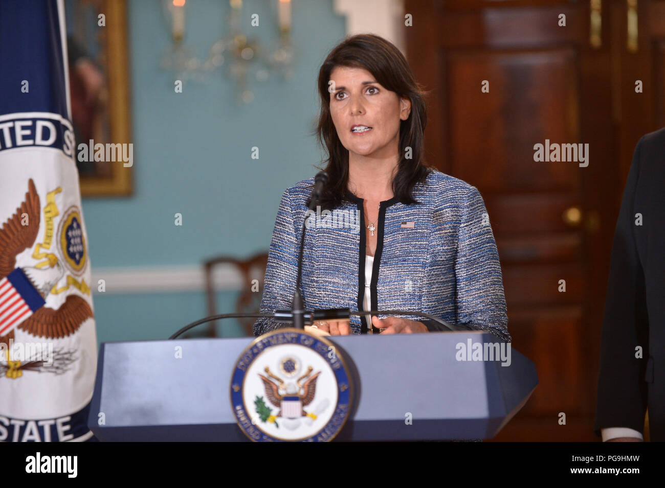 Stati Uniti Il segretario di Stato Mike Pompeo e U.S. Rappresentante permanente presso le Nazioni Unite Nikki Haley consegnare commento alla stampa il consiglio per i Diritti Umani delle Nazioni Unite, all'U.S. Il Dipartimento di Stato a Washington D.C., il 19 giugno 2018. Foto Stock